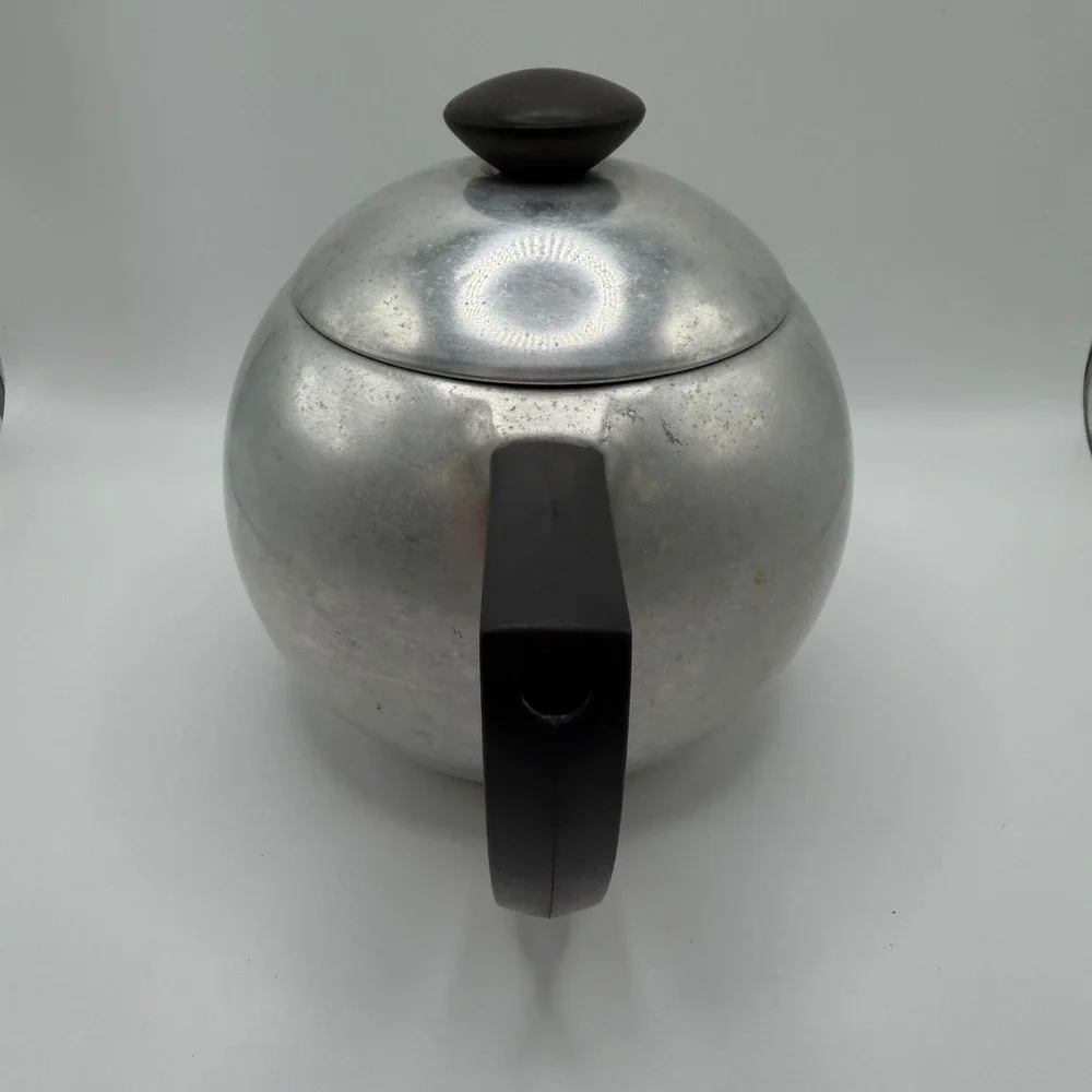 Vintage Mirro Aluminum Teapot Round‎ Silver Tone Tea Pot 1-1/2 qt. USA MCM